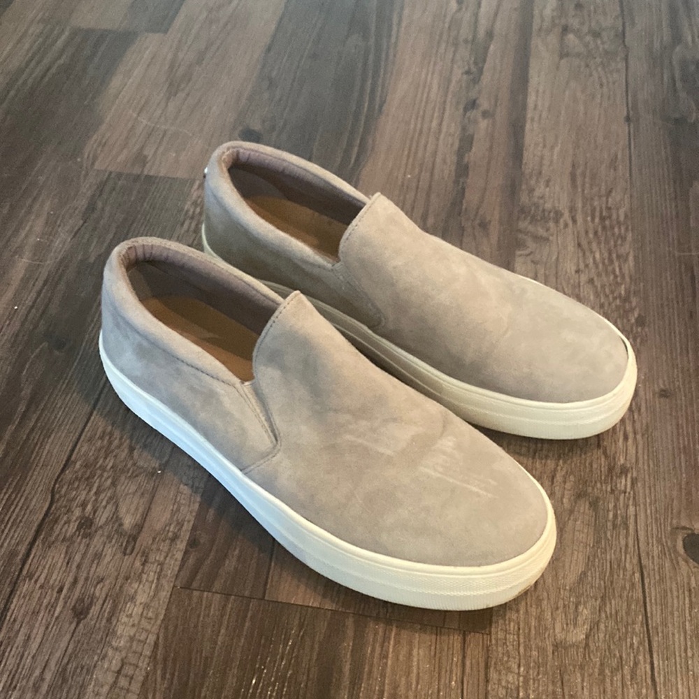 *LIGHTLY WORN* Steve Madden slip on sneakers